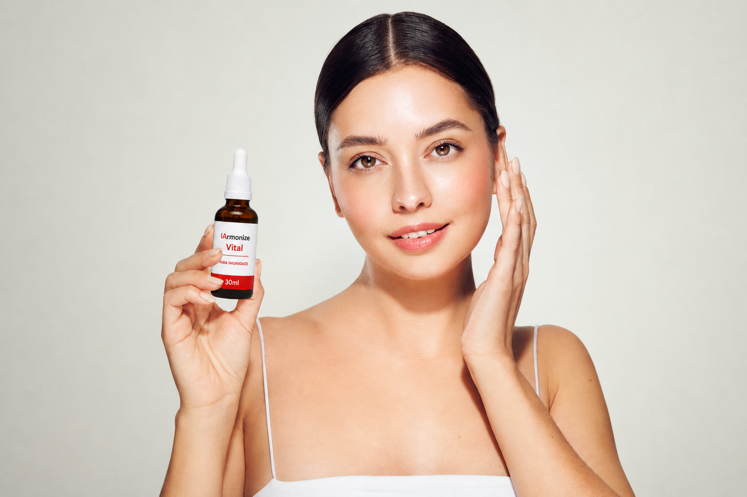 Mulher aplicando o sérum Vital no rosto